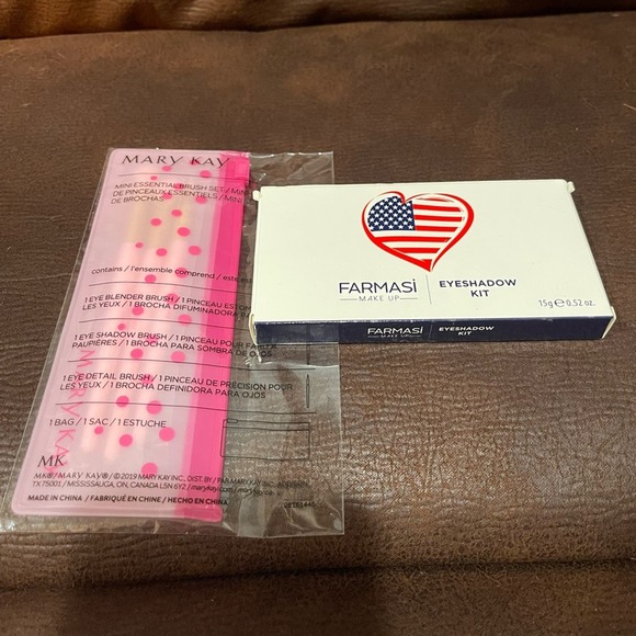 Mary Kay Brush Set and Farmasi Eyeshadow Pallet NWT - Picture 2 of 6